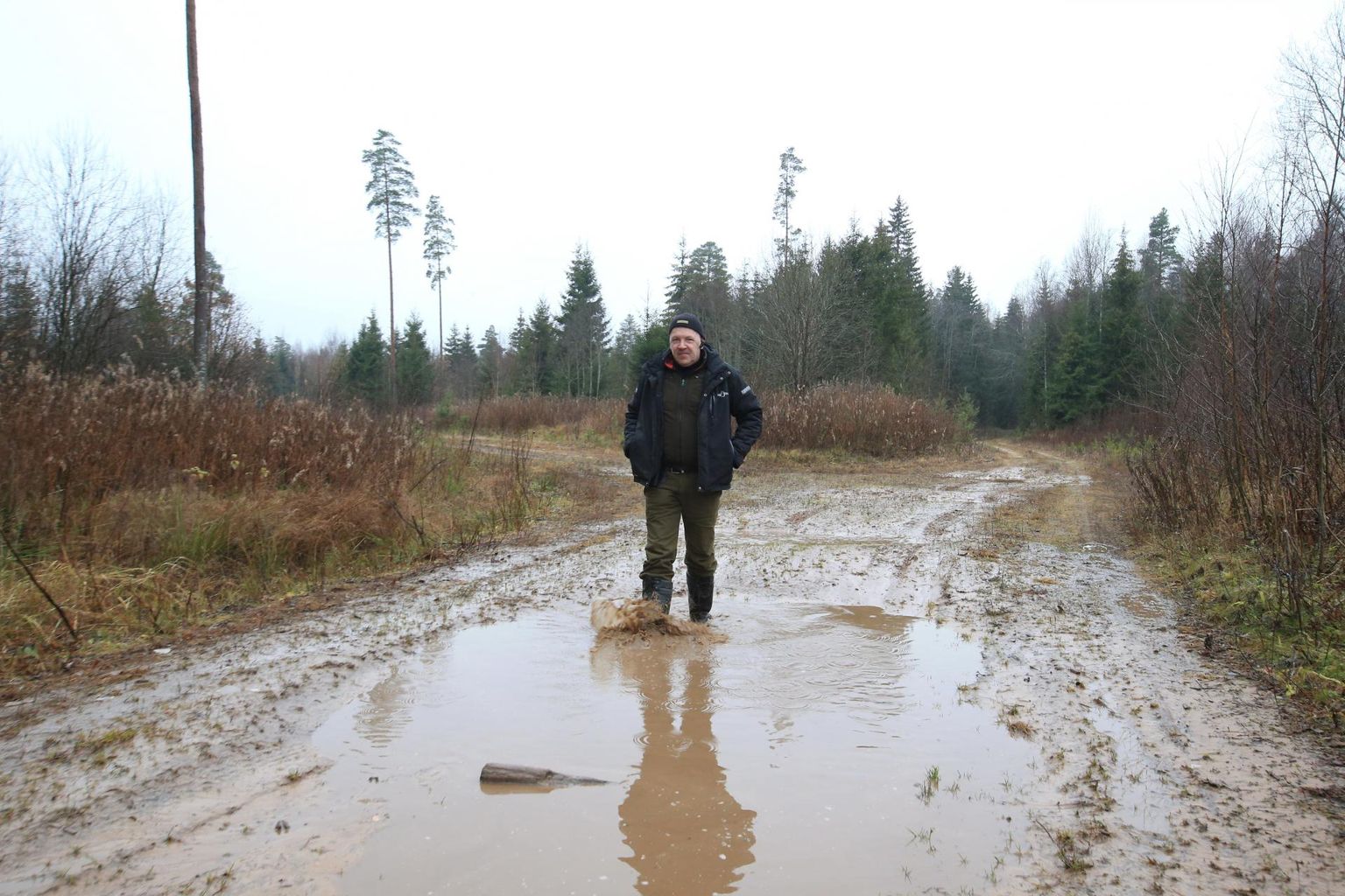 See peaks olema tee. Kuigõ küla Ala talu peremees Üllar Tamm näitab, läbi milliste mudalompide tuleb sumbata, et pääseda Eesti riigipiirini.