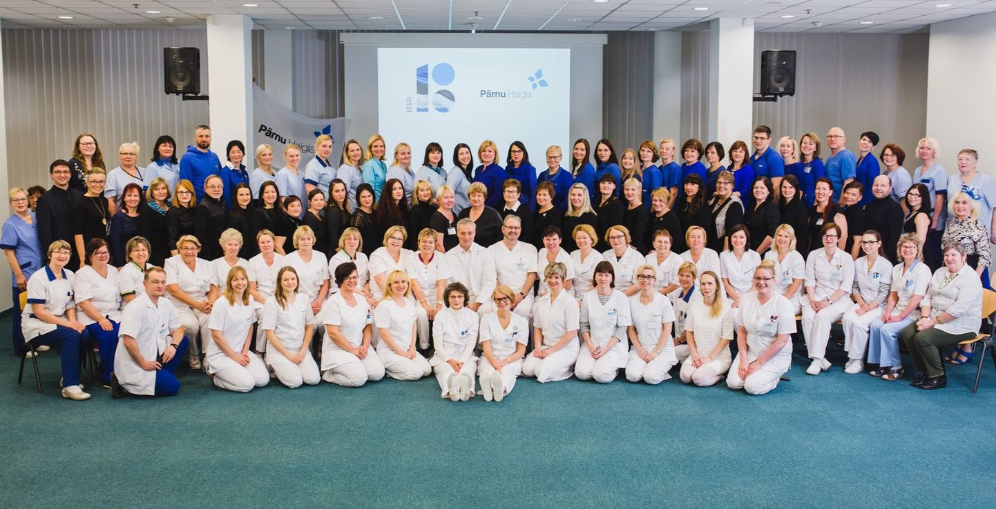 Eesti Vabariigi 100. aastapäeva auks riietusid Pärnu haigla töötajad sinimustvalgesse.