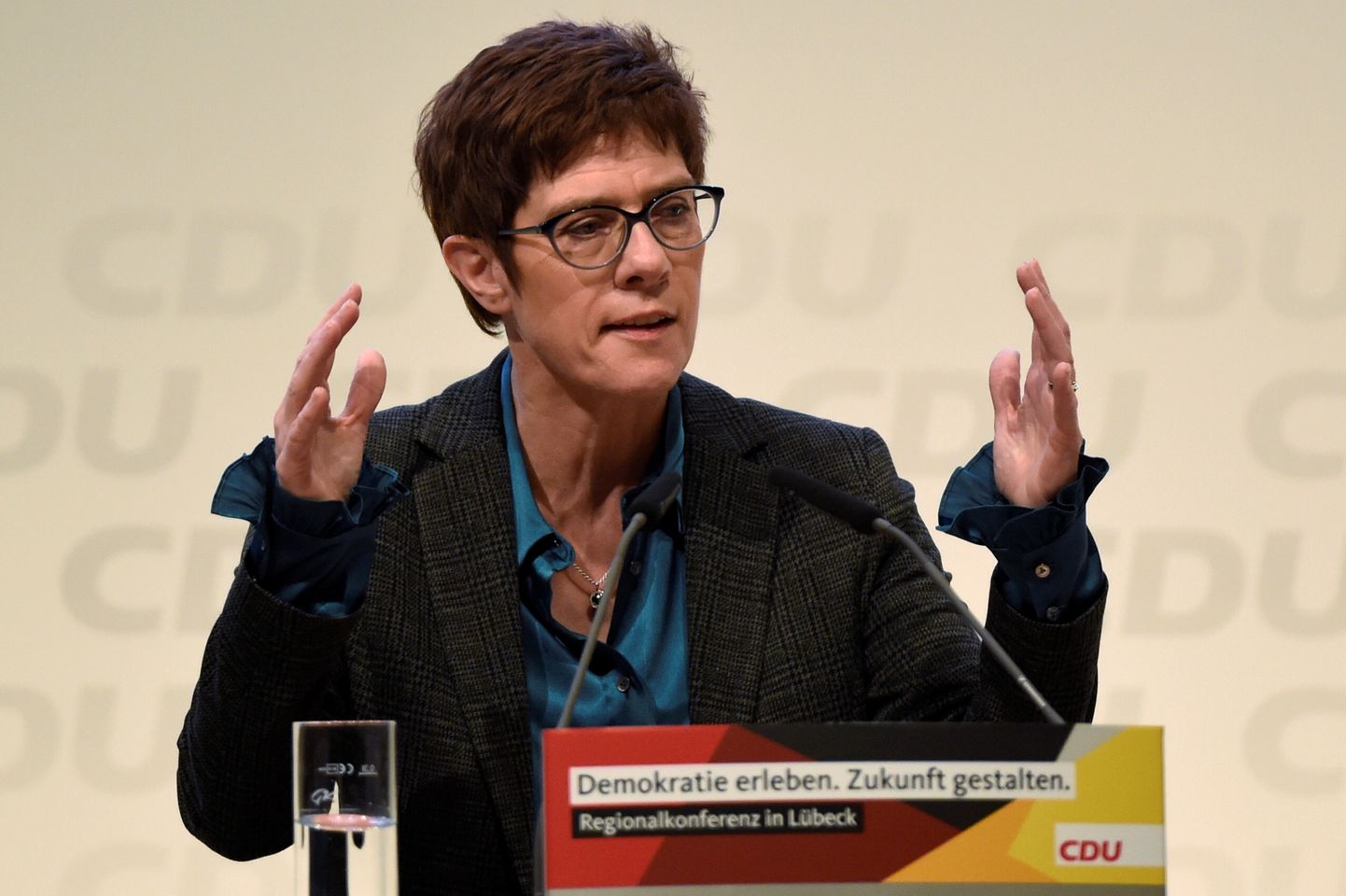 CDU esimeheks kandideeriv Annegret Kramp-Karrenbauer kõnelemas partei piirkondlikul konverentsil Lübeckis sel neljapäeval.