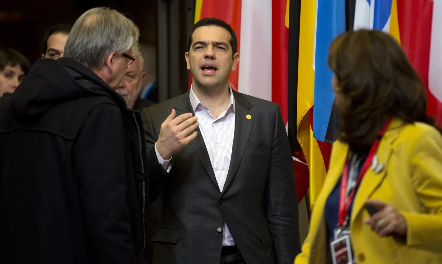 Alexis Tsipras (keskel) eile Brüsselis.