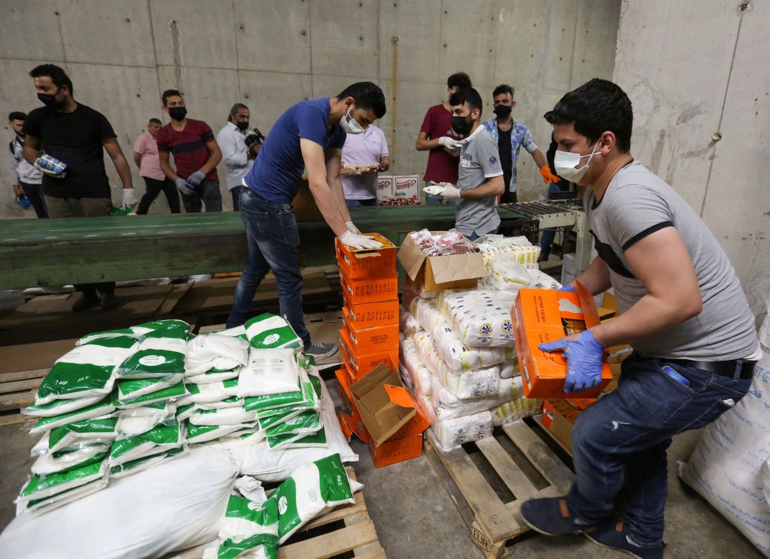 Vabatahtlikud panevad Liibanoni pealinnas Beirutis abivajajatele toidupakke kokku.