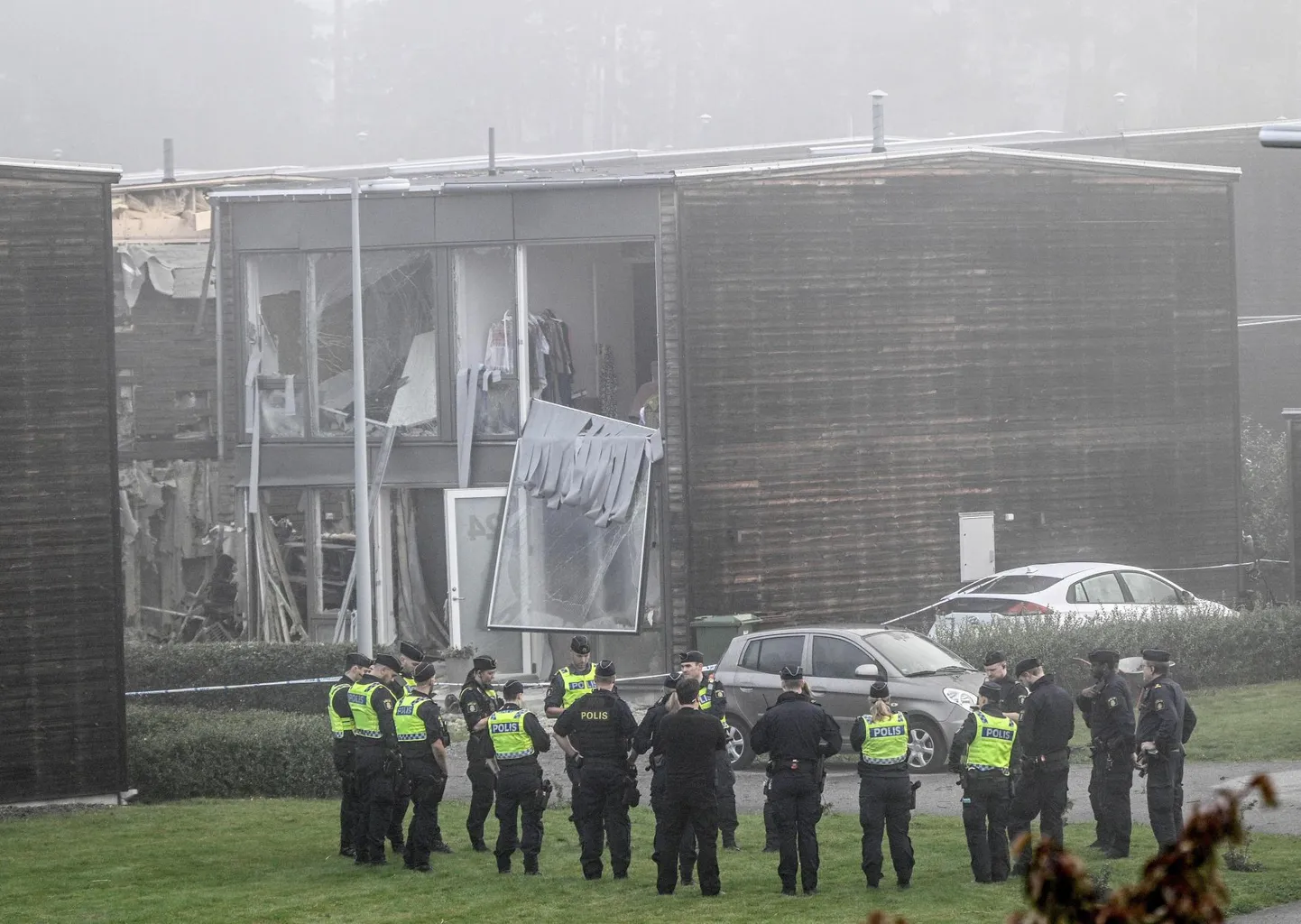 Rootsi politseinikud üleeile Uppsala külje all asuvas Storvretas, kus gängide arveteklaarimise käigus korraldatud plahvatus nõudis jõukudega mitte seotud noore naise elu.