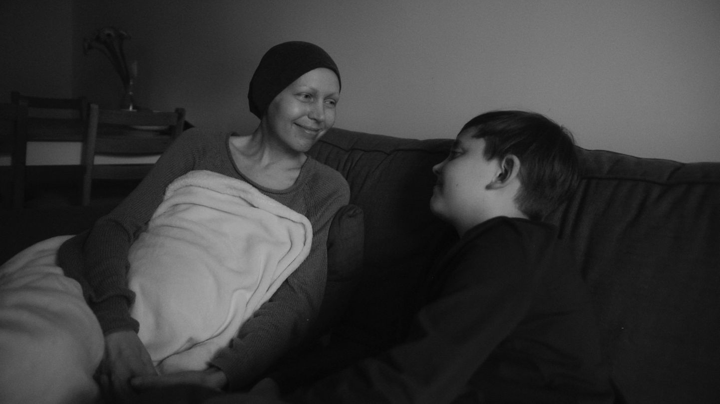 Eeva Mägi dokfilm «Kellele ma naeratan?» kujutab vähihaige ema võitlust oma laste hooldusõiguse eest.
