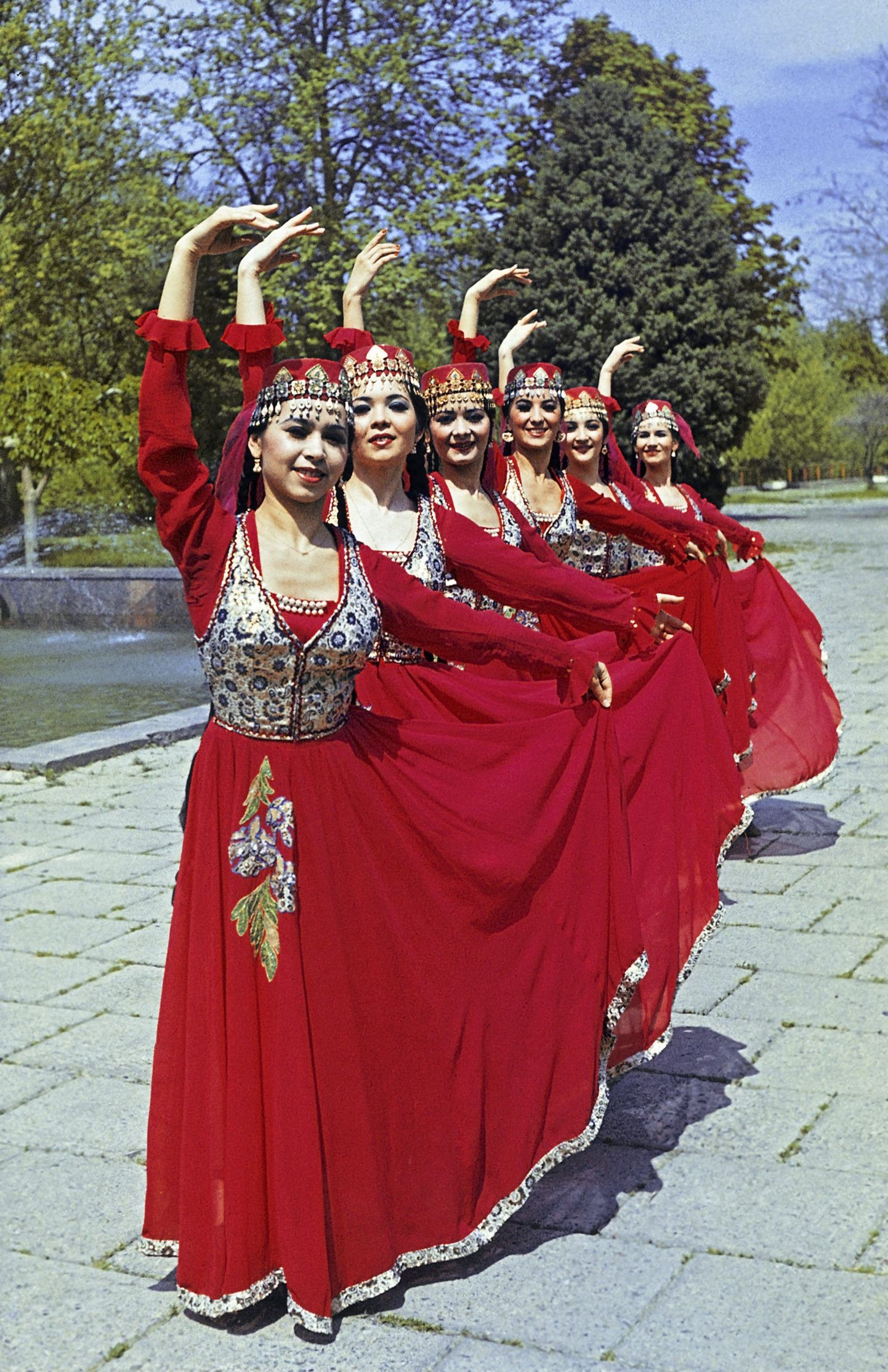 Usbeki rahvariietes tantsurühm.