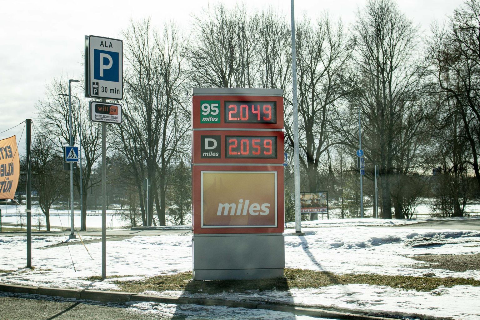 Kütuse hind Valga tanklates ületas kolmapäeva lõuna ajal kahe euro piiri.