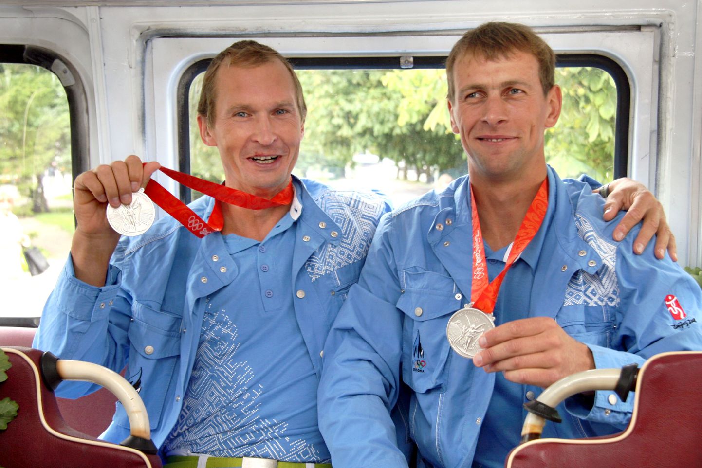 Jüri Jaanson (vasakul) ja Tõnu Endrekson poseerivad 2008. aasta Pekingi olümpiahõbedatega.