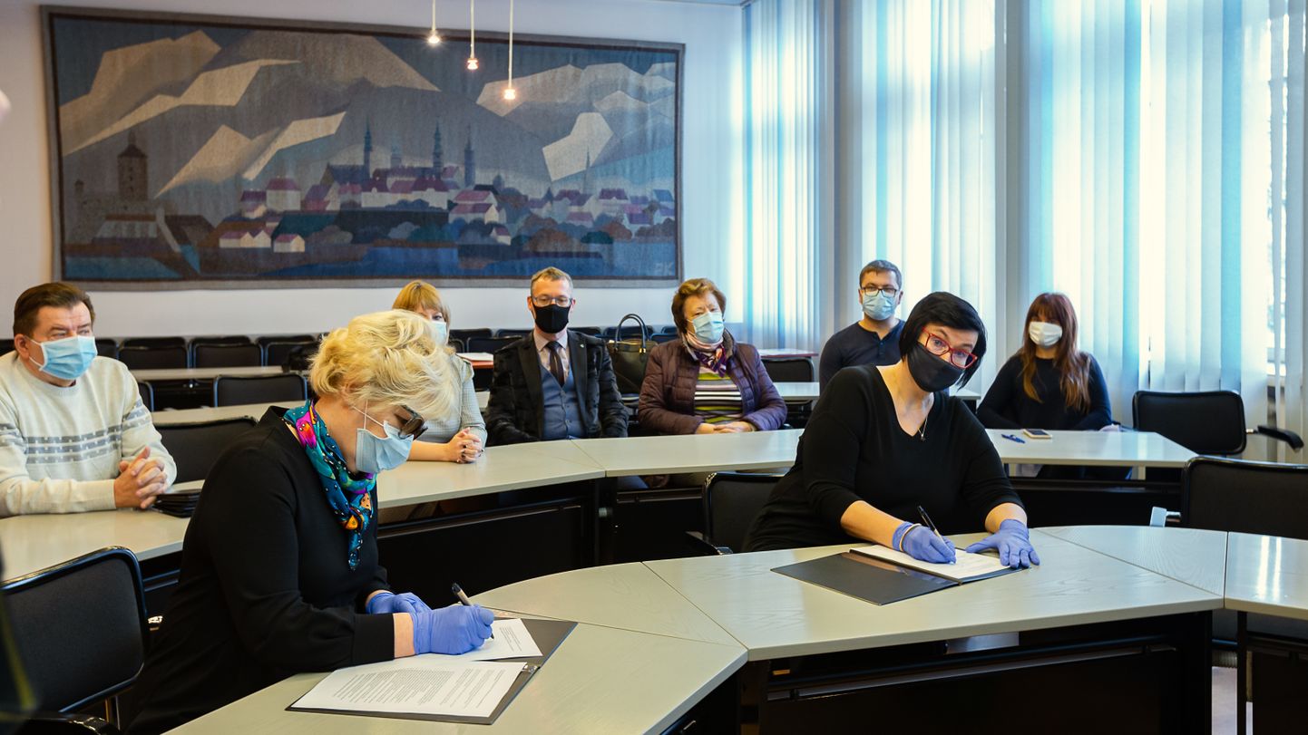 Koalitsioonilepingule kirjutasid Narva linnavolikogus alla keskfraktsiooni liider Tamara Komlova ja Meie Narva poolt Katri Raik.