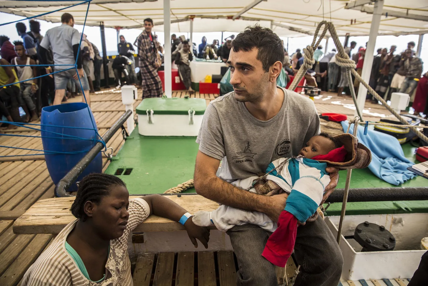 Hispaania vabaühenduse Proactiva Open Arms vabatahtlik hoidmas süles last laeval, mis päästis Liibüa ranniku lähel ööpäevaga kokku kolmes paadis olnud enam kui 300 inimest.