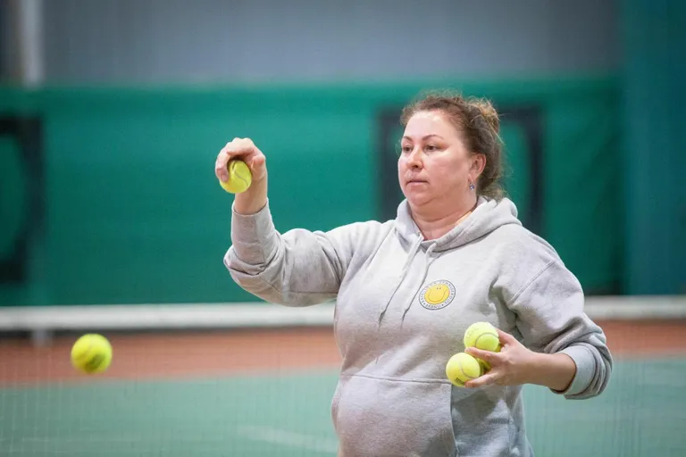 Tennisetreeningutel jagab näpunäiteid Evelin Vaino.