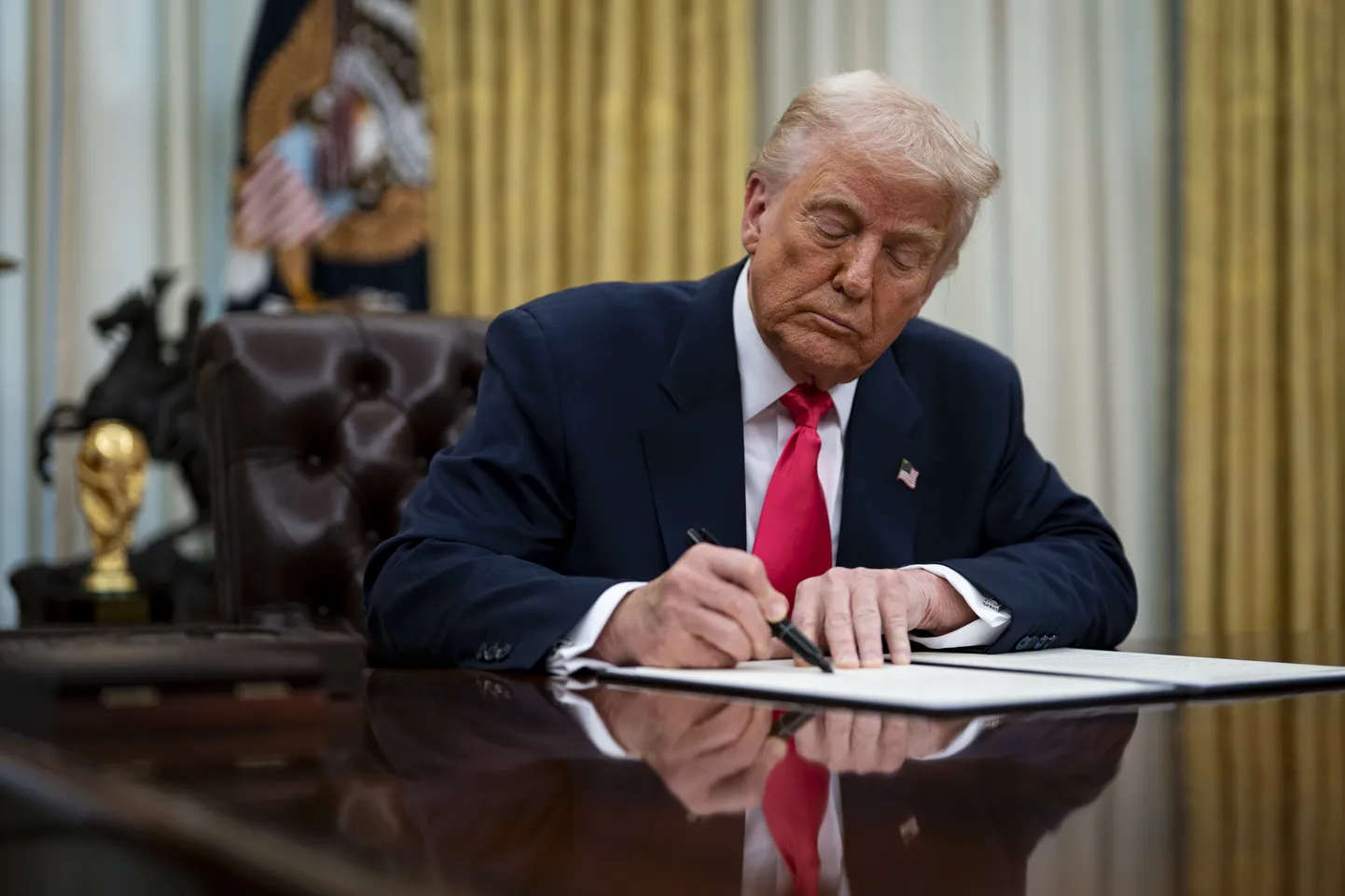 USA president Donald Trump täitevmäärust allkirjastamas. Foto on illustratiivne 6. märts 2025.