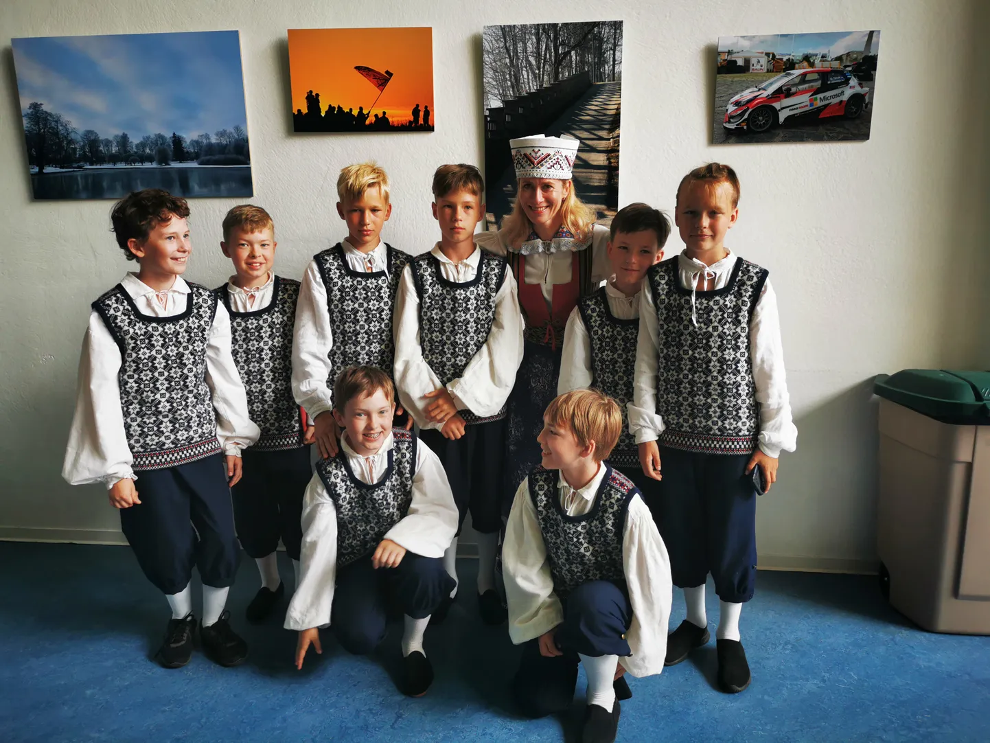Мальчики из группы Tantsukeeris Ныммеской основной школы заманили премьер-министра на групповое фото.