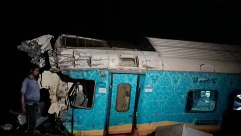 India rongiõnnetuses on hukkunud vähemalt 50 inimest