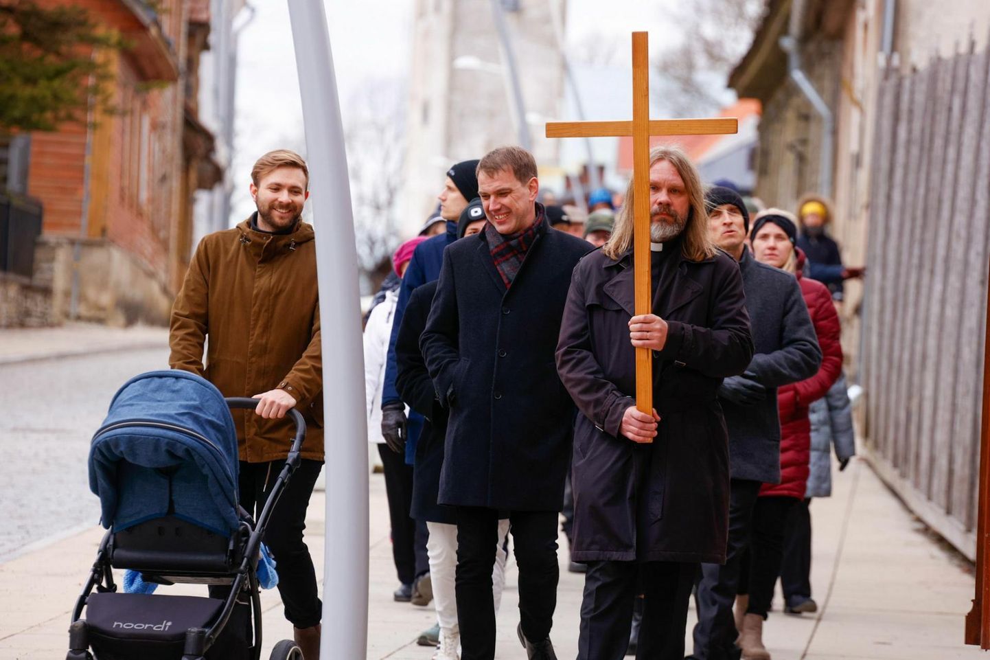 Ristikäik on jõudnud Pikale tänavale. Risti kannab Toivo Kaasik.