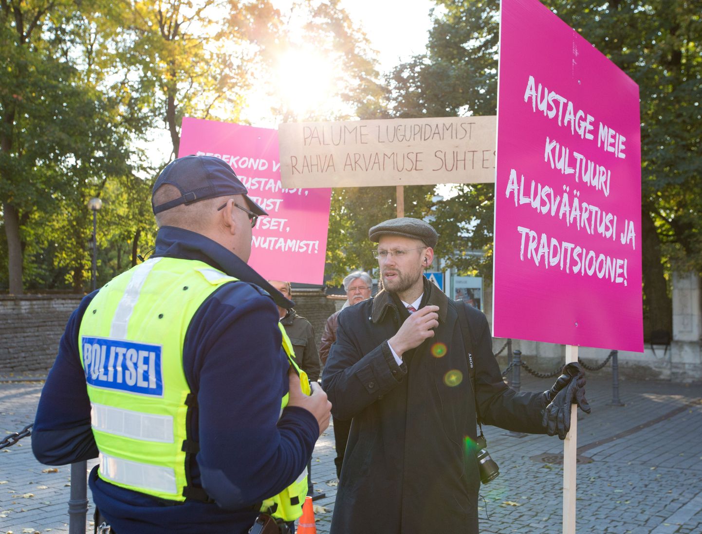 SA Perekonna ja Traditsiooni Kaitseks eestvedaja Varro Vooglaid kooseluseaduse vastasel meeleavaldusel Toompeal.