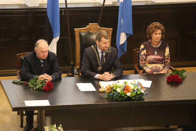 Pärnu linnavolikogu esimees Andres Metsoja koos aseesimeeste Hillar Talviku ja Jane Metsaga.