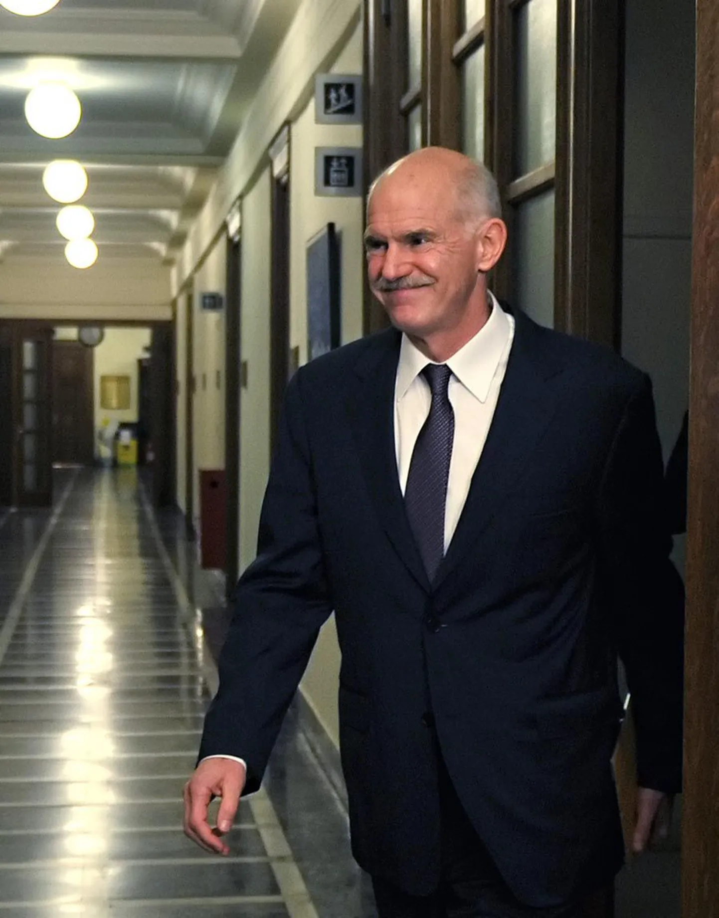 Kreeka peaministri Georgios Papandreou plaan abipakett     rahvahääletusele panna üllatas kõiki.