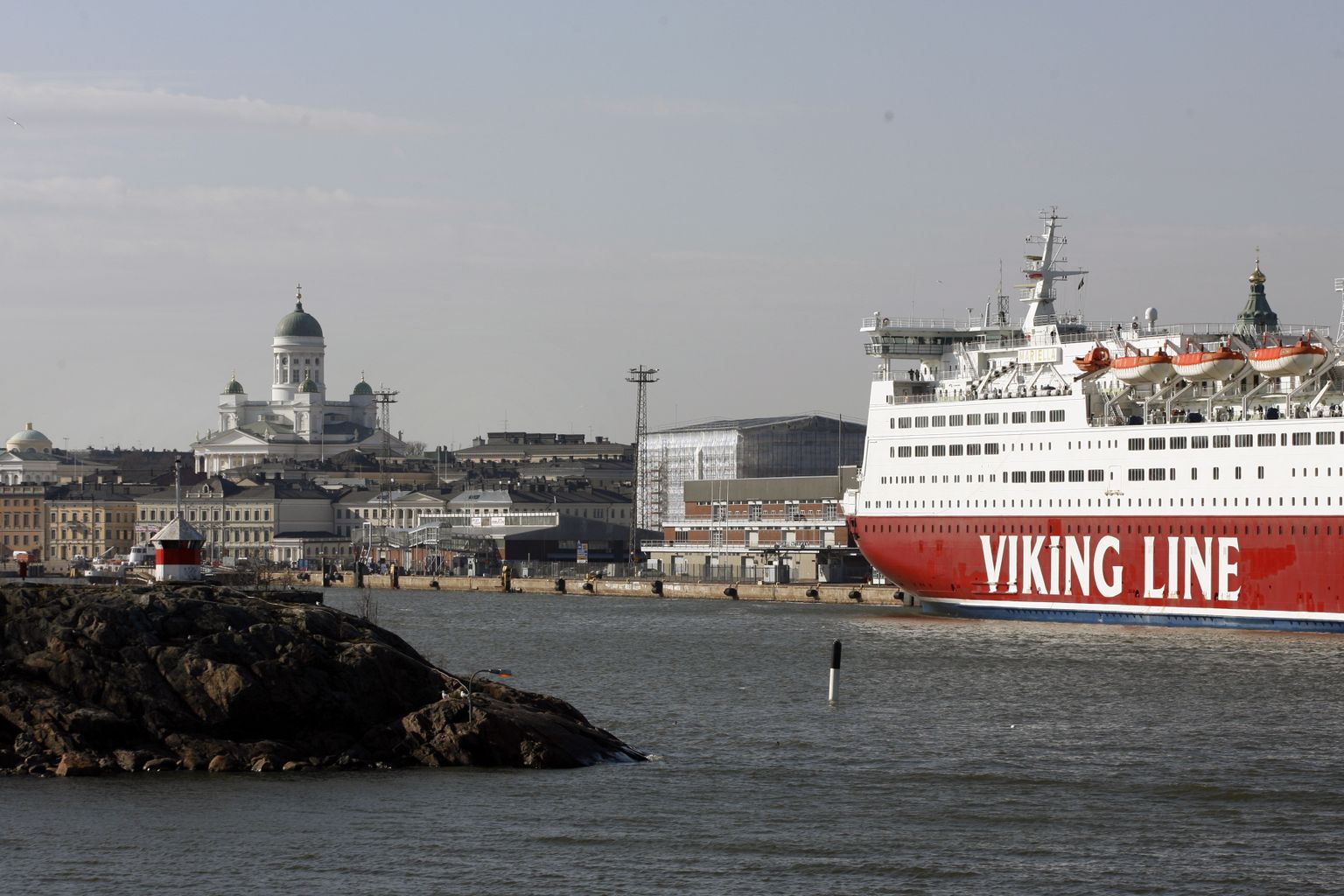 Viking Line'i laev saabumas Helsingisse.