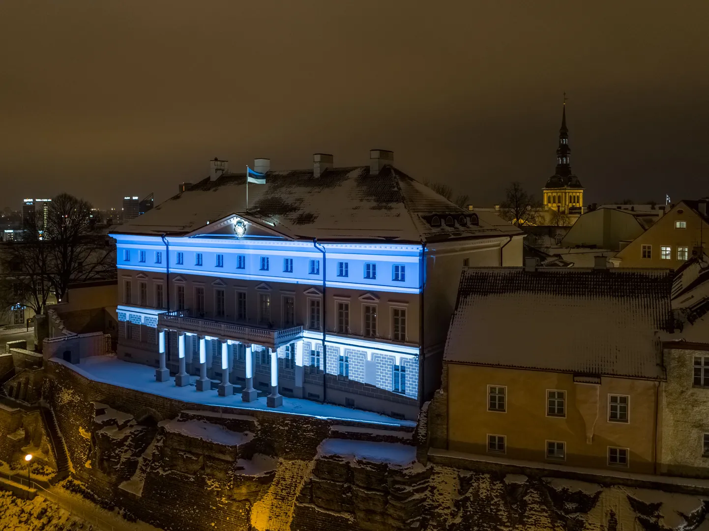 Eesti riigi 100. sünnipäeva eel valgustati Stenbocki maja sinimustvalgesse rüüsse. Tavaliselt peetakse valitsuse istungid selles hoones.