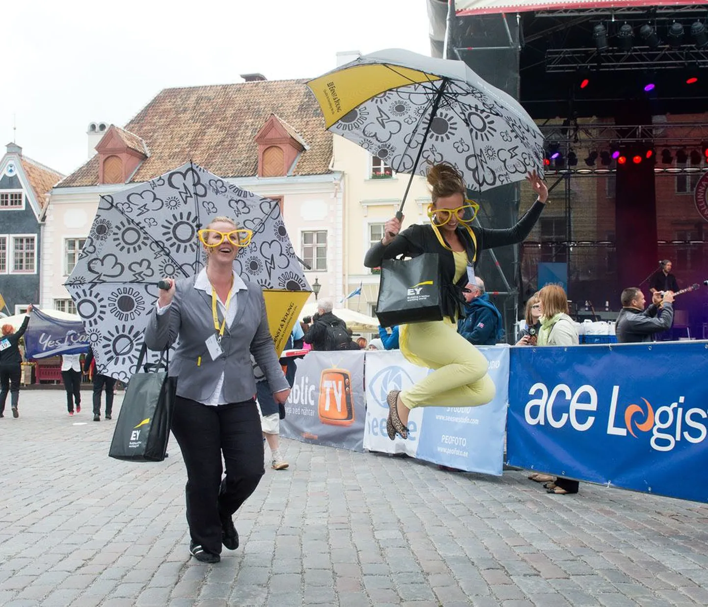 Tallinna vanalinna päevade raames viidi eile läbi kontoritöötajate meelelahutuslik heategevusjooks Rat Race.