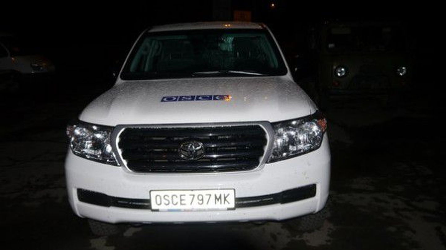 Separatistide veebilehel avalikustatud pilt väidetavast kinnipeetud OSCE vaatlejate autost.