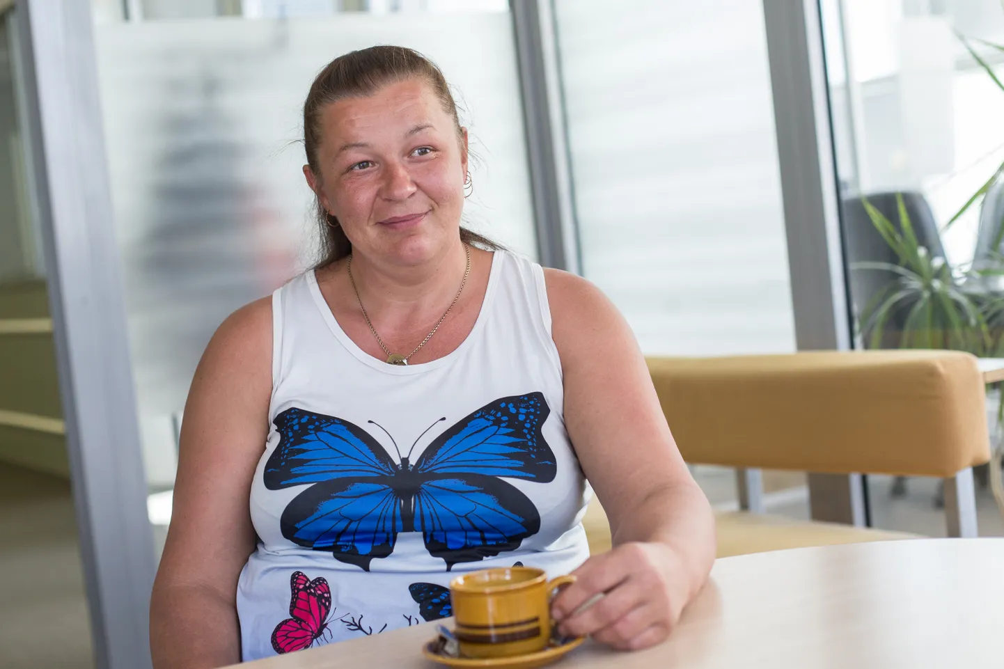 Üheksa aastat Alutaguse hoolekeskuses töötanud Tiina Mets oli koos kahe kolleegiga pandeemia tipphetkedel kõige raskemas rindelõigus, kaotades selle ajaga kümme lähedast inimest. Hirmu ta enda sõnul ei tundnud, kuid lahkunutest on tal siiralt kahju.