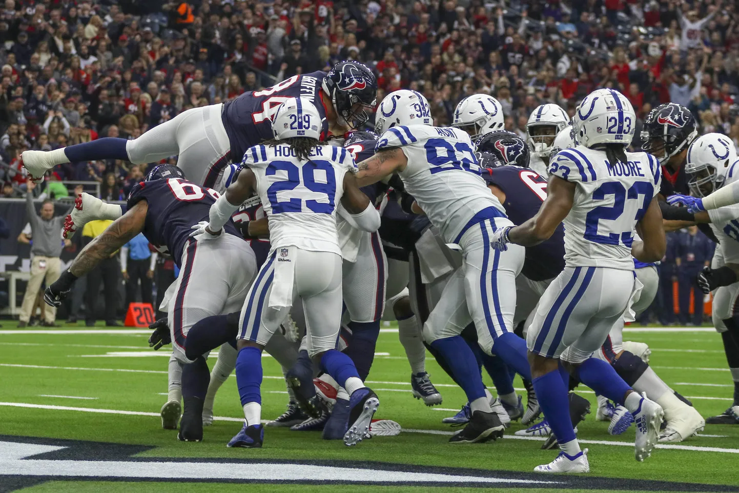 Margus Hunt (92) koos tiimikaaslastega Texansi rünnakut pidurdamas.