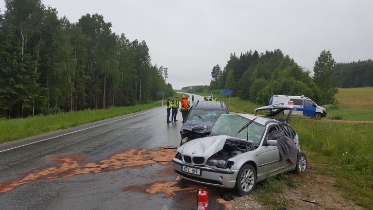 Elva lähedal hukkus eile kahe sõiduki kokkupõrkes kaks inimest.
