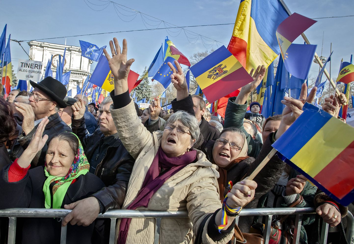 Люди с флагами Молдавии.