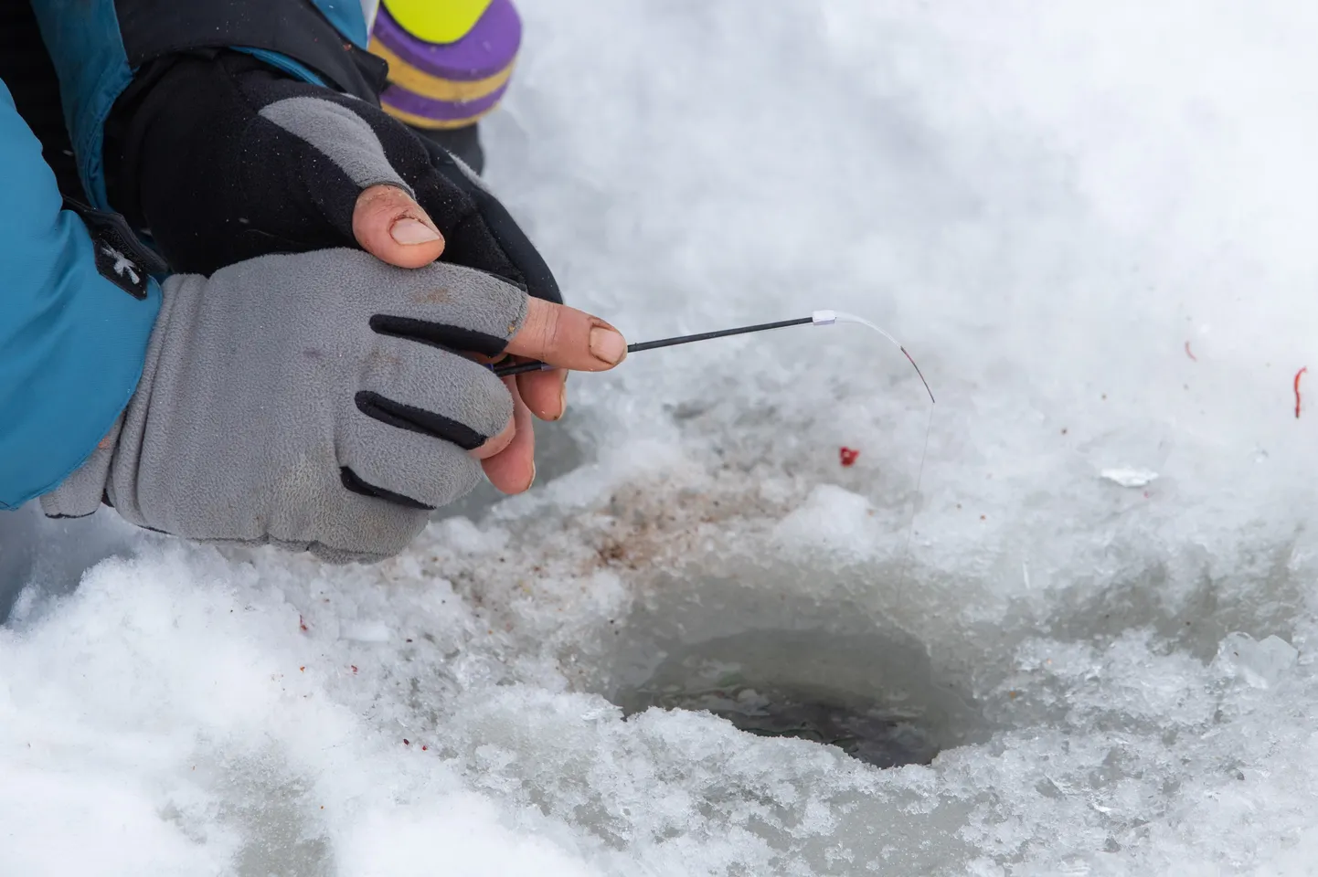 Talvisel kalapüügil on kõige tähtsam jäässe puuritud auk.