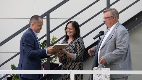 Põhja-Sakala uus vallavõim asus esimesel tööpäeval hooldekeskuse juhte vahetama