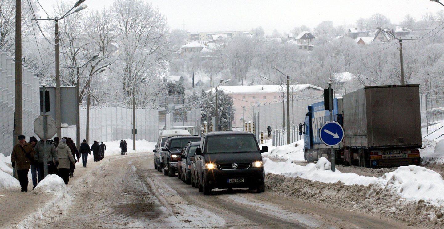 Jalakäijate ja autode liikumine Eesti-Vene piiril Narvas.