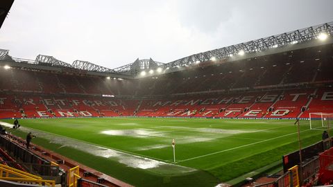 Домашний стадион «Манчестер Юнайтед» пострадал от проливного дождя, болельщиков затопило