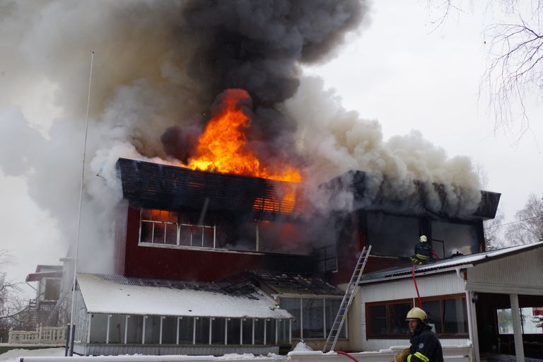 Võru vallas Kosel puhkes pühapäeva lõuna ajal elumajas tulekahju.