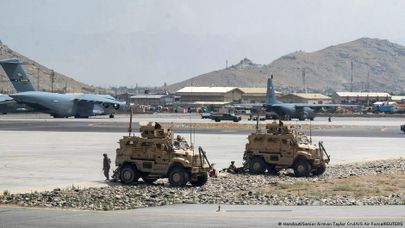 Американские самолеты и техника в аэропорту Кабула