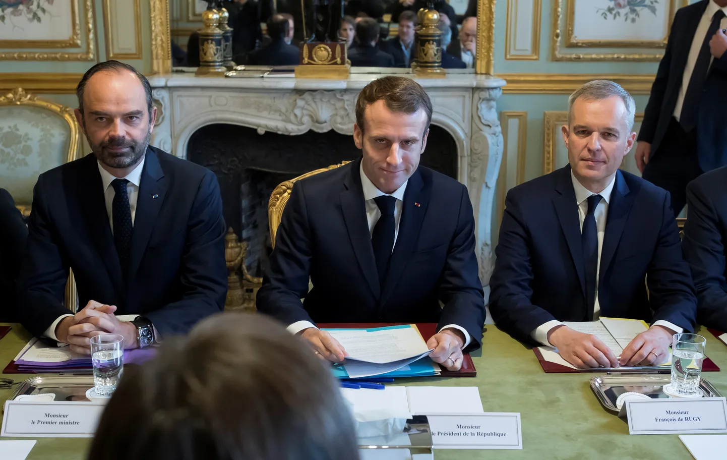 Prantsuse president Emmanuel Macron (keskel) täna Elysee palees tutvustamas riigi keskkonna- ja energiapoliitika tulevikku, tema kõrval on peaminister Edouard Philippe (vasakul) ja keskkonnaminister Francois de Rugy.
