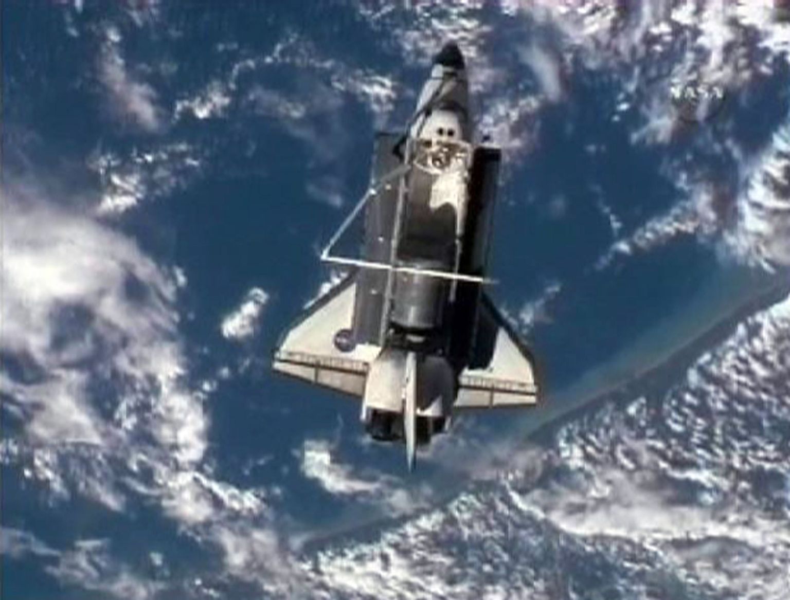 Eile tehtud foto rahvusvahelisest kosmosejaamast lahti põkkunud kosmosesüstikust Discovery, taamal Maa.