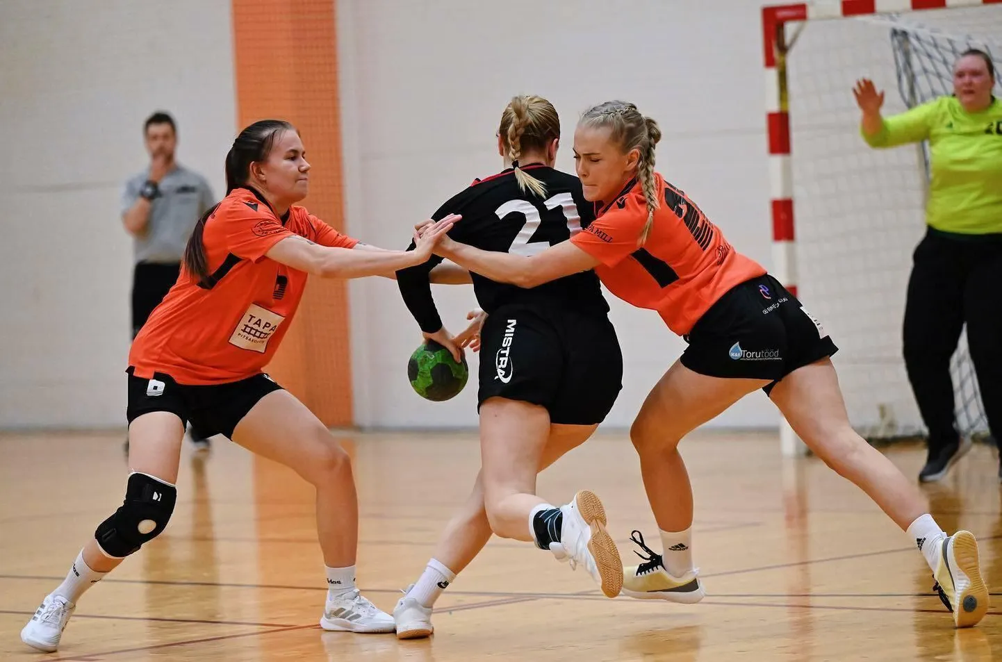 Tapa naised (punases) mängivad nädalavahetusel karikavõistluste pronksmedalile.
