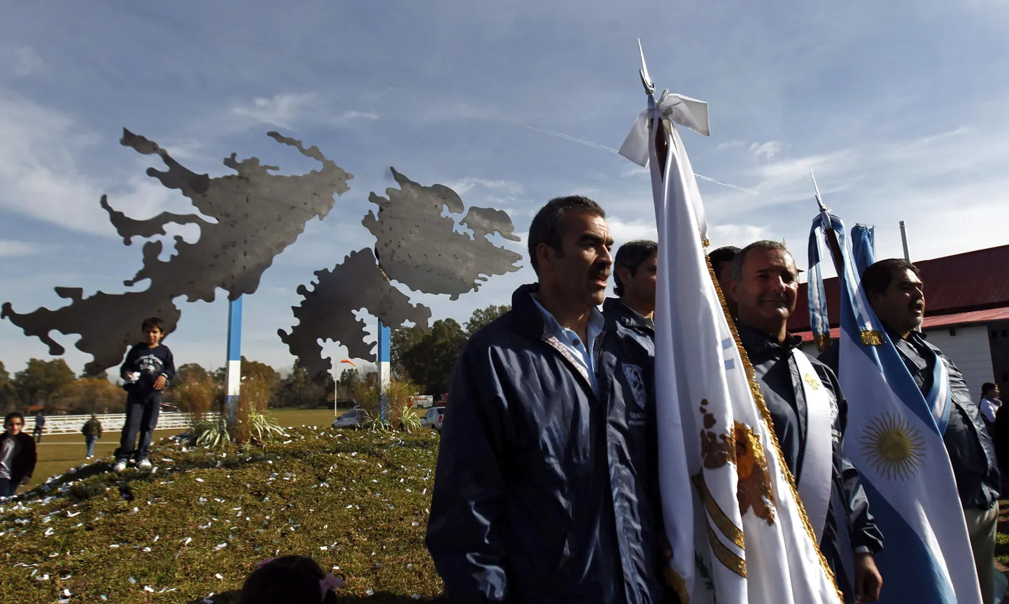 Аргентинские ветераны Фолклендской войны на открытии памятника, посвященного 30-летнию конфликта (Буэнос-Айрес, 14 июня 2012).