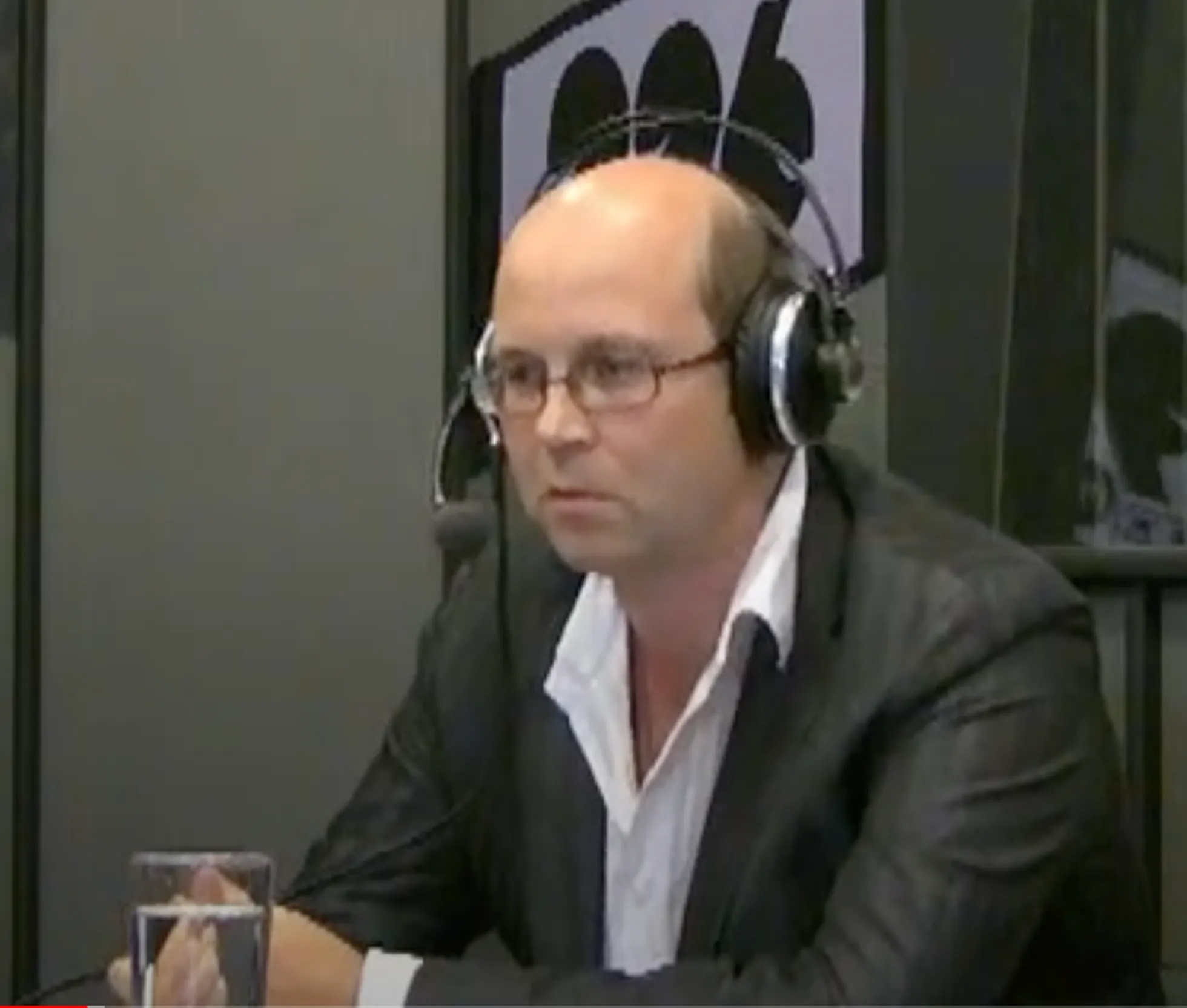 Eduards Apsits 2011.gadā intervijā Maskavas radio stacijai stāstīja, kā uzsāka savu tīrīšanas biznesu, kas viņa ģimenei ļāva nopelnīt miljonus. Latvijas prokuratūra uzskata, ka daļa šīs naudas tika atmazgāta caur ABLV banku. Avots: Ekrānšāviņš no YT kanāla FinamFM
