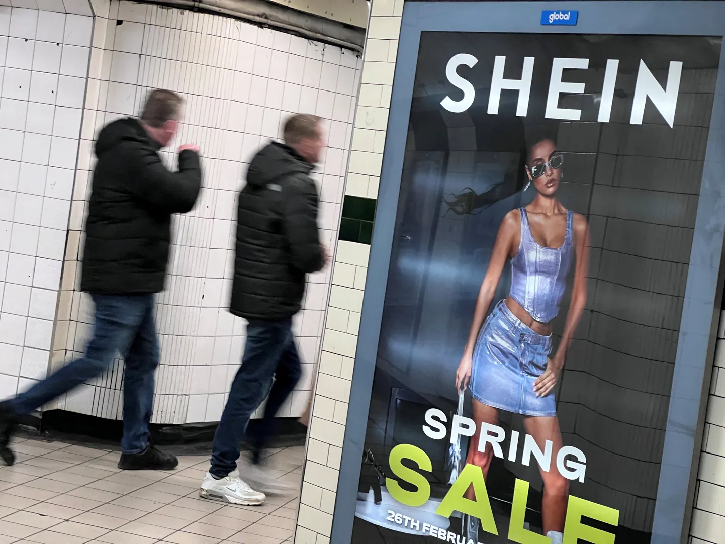 Inimesed mööduvad Hiina kiirmoefirma Shein reklaamist.