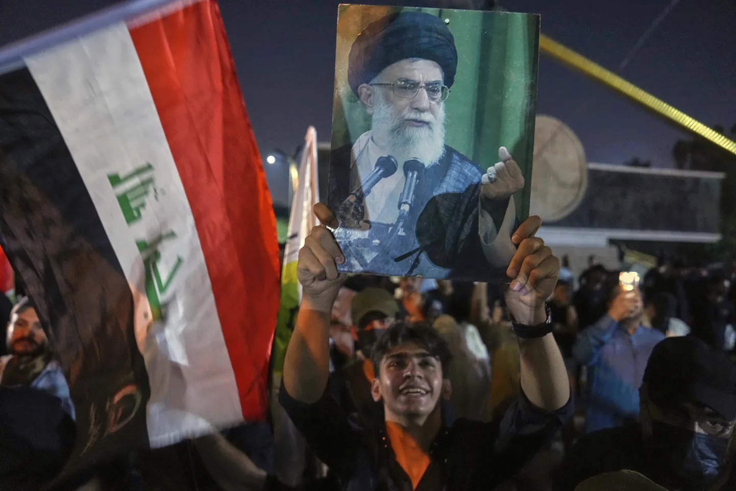 Meeleavaldajad Bagdadis Iraani lippude ja ajatolla Ali Khamenei pildiga.
