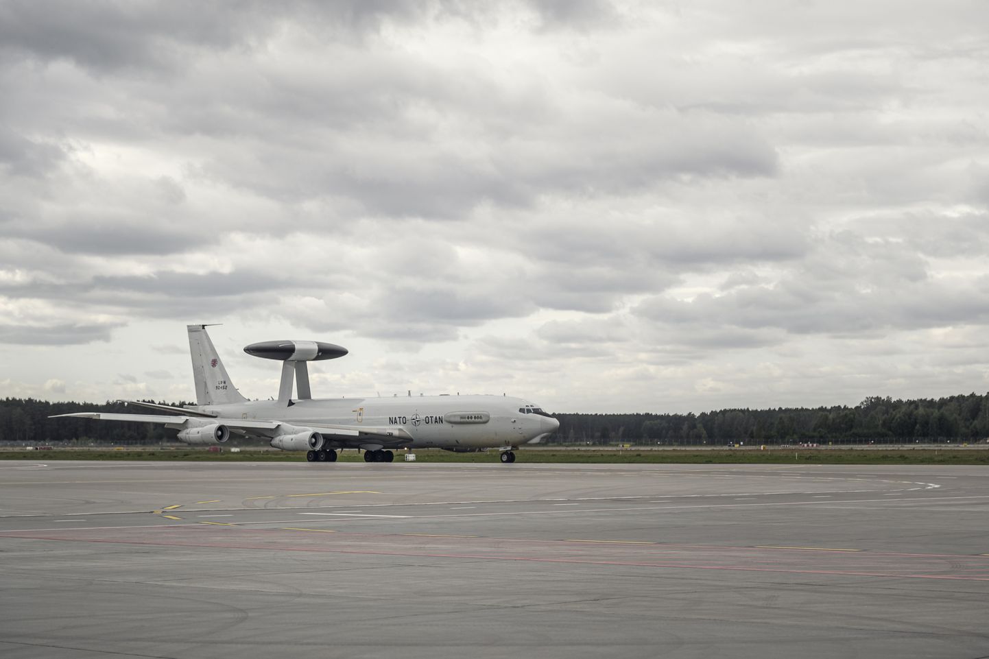 Rīgas lidostā nolaižas NATO agrīnās brīdināšanas un kontroles sistēmas lidmašīna. Ilustratīvs foto