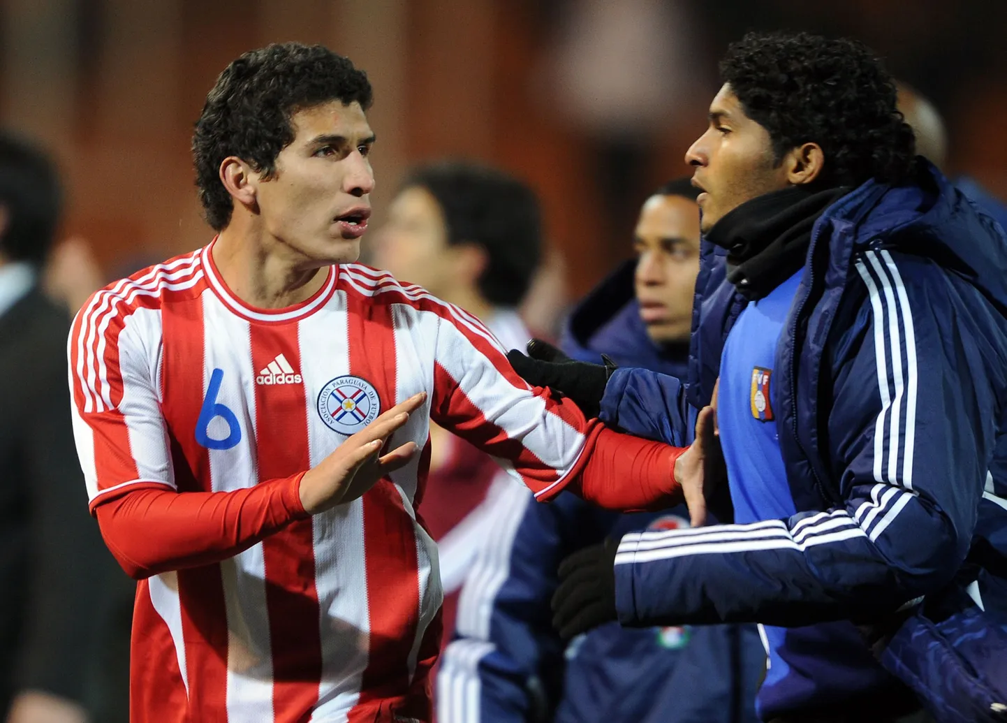 Paraguay kaitsja Marcos Caceres (vasakul) ja Venetsueela väravavaht Leonardo Morales
