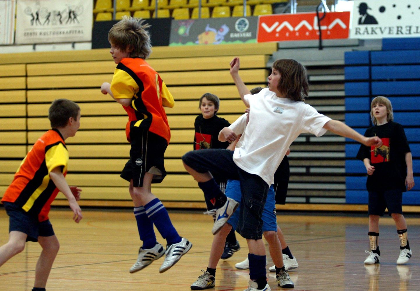 Pallimänguliiga IV eelvooru võitjad Rakvere linna algkooli poisid (mustas ja valges) teise koha saanud Rakvere gümnaasiumiga jalgpallis heitlemas.