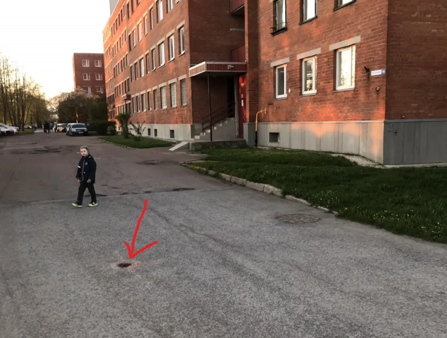 Mai alguses Outokumpu 19 asuva maja juures asfaldisse tekkinud sügava augu kohta ütlesid uuringu tegijad, et maa-aluste tühemike kohal pole need midagi enneolematut.