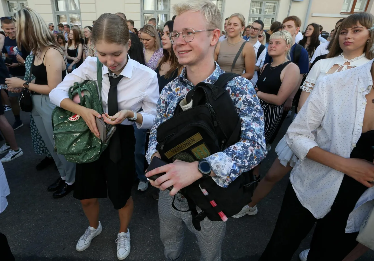 Aktus-meeleavaldusel peitis mõni tudeng kaasa võetud sente peos, mõni rahakotis, mõni isegi plekist või klaasist purgis. Lõpetuseks läksid kõik need ühtviisi kõlisedes käiku andmaks märku akadeemilise pere rahulolematusest praeguse olukorraga.