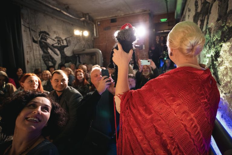 Etenduse alguses sai publik torgata nööpnõelu Vladimir Putini voodoo nuku sisse. Seik tekitas teatrikülastajates elevust.
