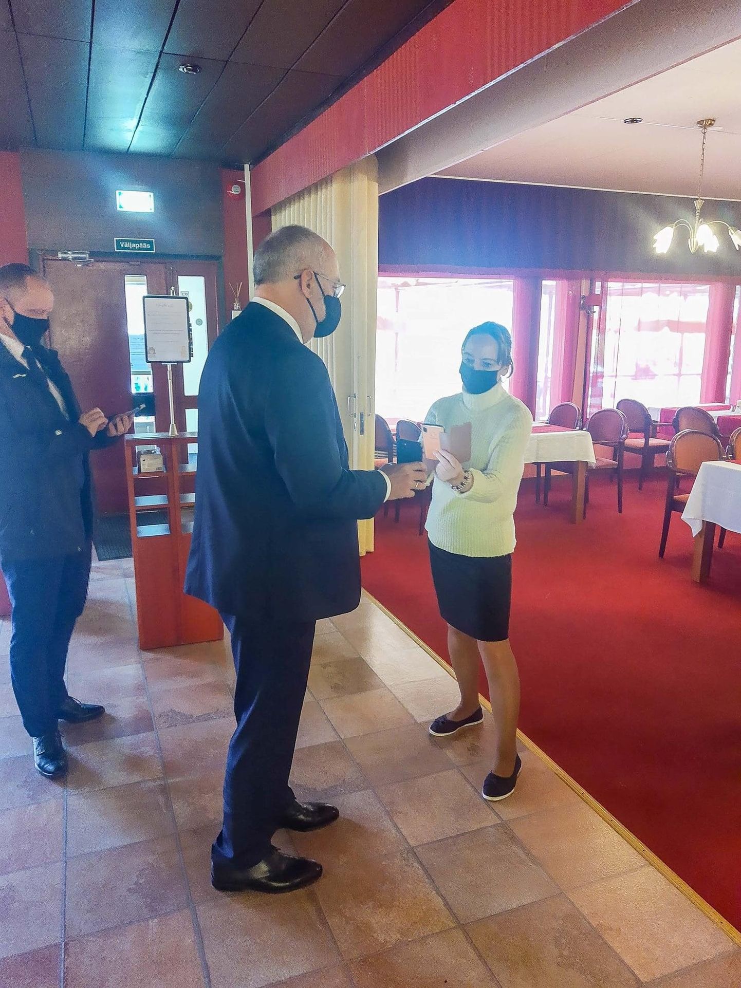 President Alar Karis Halinga restoranis.