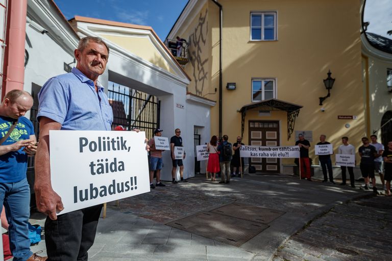 Juunikuus toimunud päästjate meeleavaldus Stenbocki maja ees. 