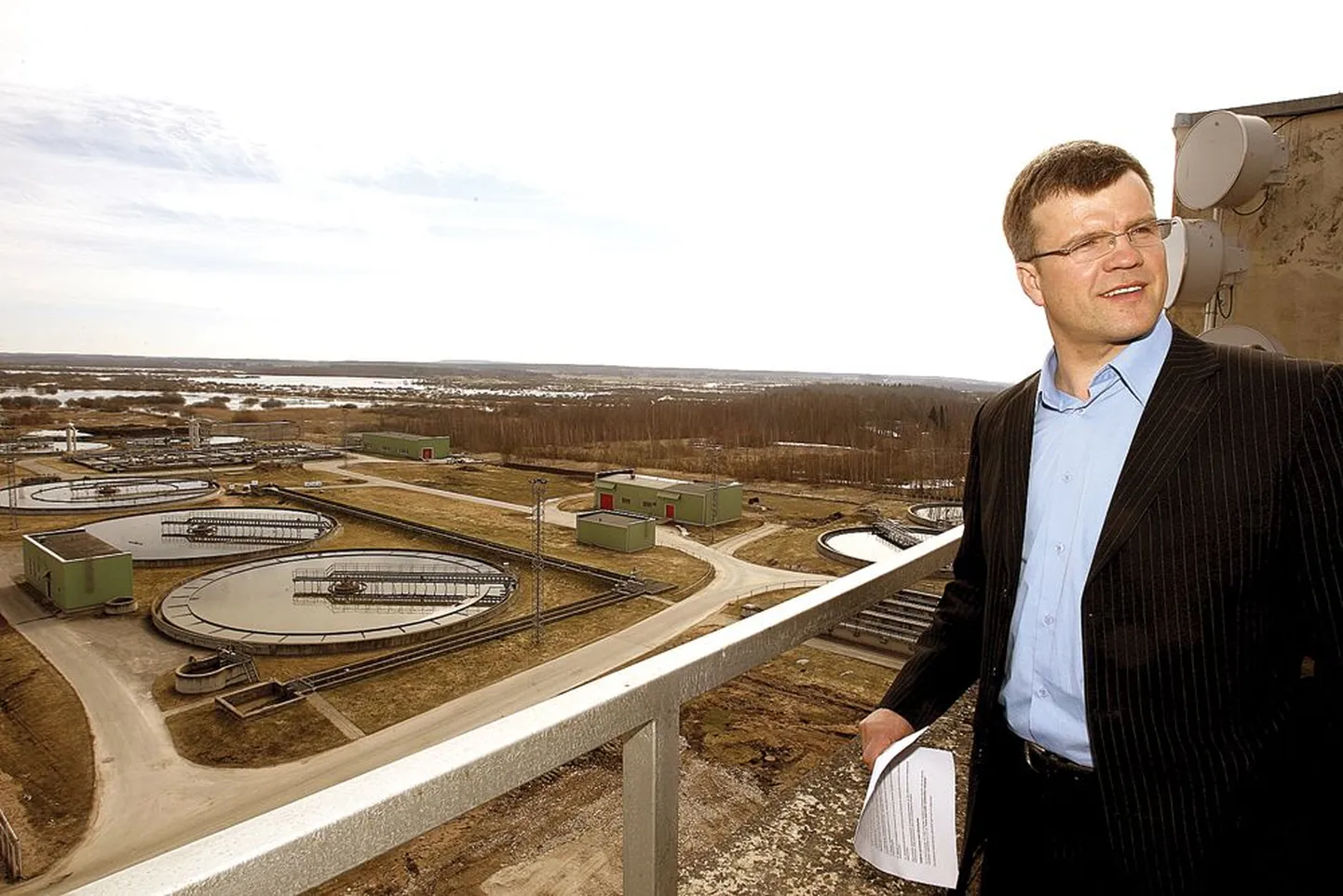 Tartu Veevärgi juht Toomas Kapp viis ajakirjanikud veevärgi kontorihoone katusele, kust oli reoveepuhasti uue settekäitluskompleksi asukohta kõige parem näidata. Plaanitav juurdeehitis jääb pildil taamal asuva kahe rohelise hoone vahele.